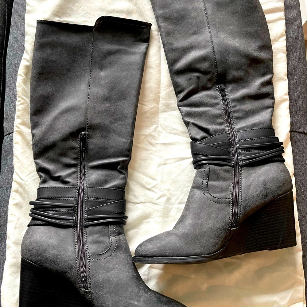 Ladies Gray Full Length boots in size 11 w/wedge hill. Good condition.